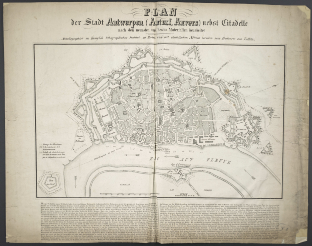 Ein altes Buch mit einer detaillierten Karte von Berlin, auf der Straßen, Gebäude und Sehenswürdigkeiten zu sehen sind, sowie Textinformationen über die Stadt.