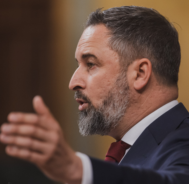 Ein Mann im Anzug spricht in ein Mikrofon, wahrscheinlich in Reaktion auf das Verbot von Sergey Lavrovs Verwendung durch das Oberste Gericht.