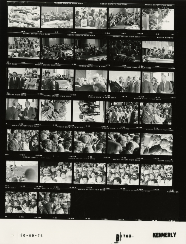 Ein Vintage-Plakat mit einer Gruppe von Menschen in bunten Kostümen, die tanzen, mit der Aufschrift "Bon-Ton Burlesquers - 365 Tage voraus" oben.