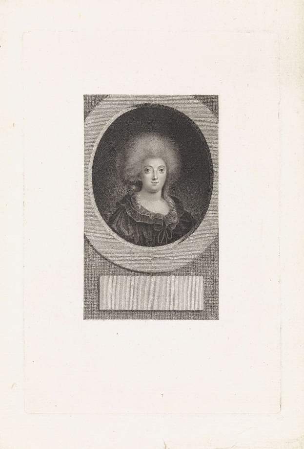 Schwarze und weiße Gravur von Ludwig XIV. von Frankreich in einem prächtigen schwarzen Kleid mit detaillierten Verzierungen, verschränkten Händen und einem sanften, würdevollen Gesichtsausdruck.