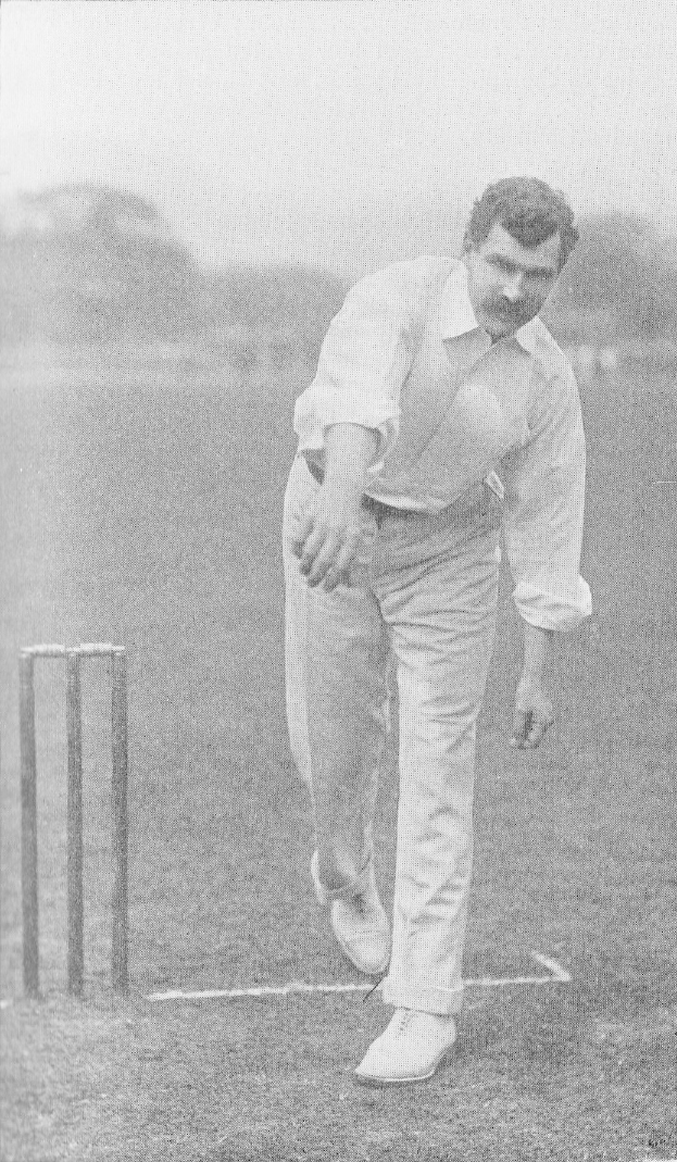 Ein Mann in einem weißen Hemd und Hosen spielt Cricket mit Wickets auf dem Boden, Bäumen und Himmel im Hintergrund, mit Text am unteren Rand, der "Cricket-Spieler des Jahres" liest.