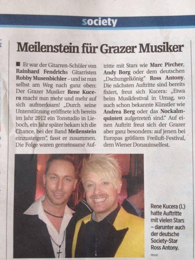 Zwei Männer in Anzügen, die in einer Zeitungsanzeige mit der Überschrift "Grazer Musiker" vom März 2012 lächeln
