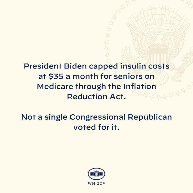 Ein Plakat mit Logo und Text, auf dem steht: "Präsident Biden beschränkt Insulin-Kosten auf 35 Dollar pro Monat für Senioren mit Medicare durch das Inflation Reduction Act."