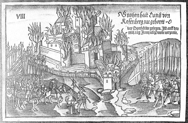 Schwarze und weiße mittelalterliche Szene mit einer Burg, Menschen, Pferden, Gebäuden, Bäumen, einem Zaun und handgeschriebener Text.