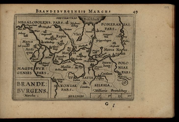 Altes Buch mit einer detaillierten Karte der brandenburgischen Region Deutschlands auf einem schwarzen Hintergrund, einschließlich geografischer Merkmale und Text über die Region.
