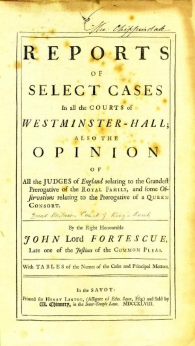Titelblatt eines alten Buches mit der Aufschrift "Berichte über ausgewählte Fälle in den Gerichten von Westminster-Hall, auch die Meinung von John Lord Fortescue" geöffnet auf einer Seite mit schwarzer Tinte