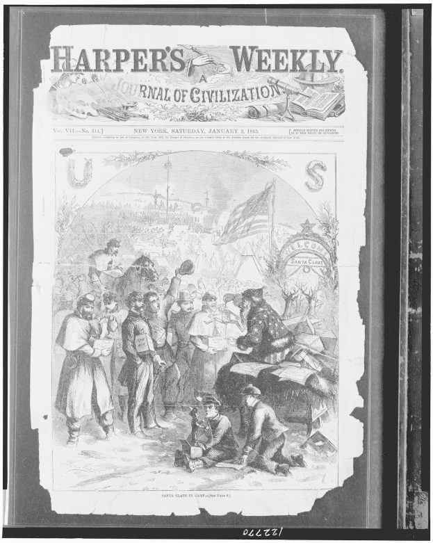 Schwarzes und weißes Foto von Menschen, die um eine Zeitung mit der Überschrift 'Harper's Weekly Journal of Civilization' versammelt sind, wobei einige Personen die Zeitung lesen oder darüber diskutieren.