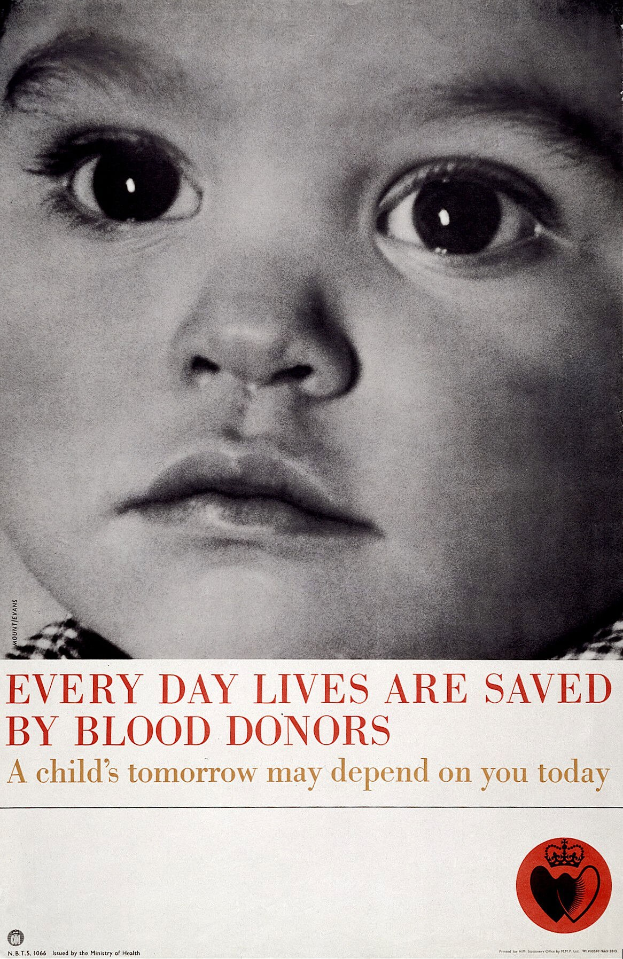 Plakat mit einem Kind mit ernster Miene in der Mitte, umgeben von fettem schwarzem Text, der "Jeden Tag rettet Blutspenden Leben."