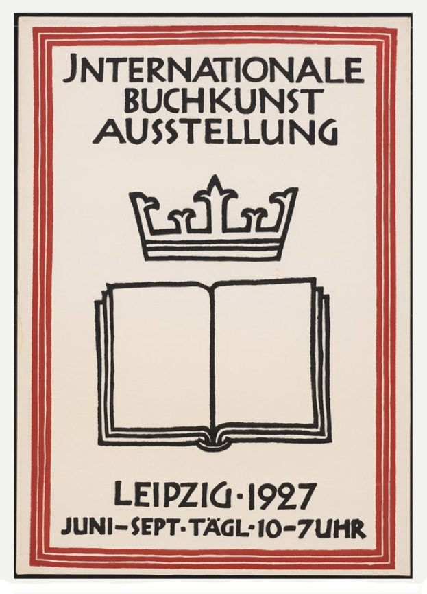 Ein Plakat mit einem aufgeschlagenen Buch und fetter Schrift sowie einer goldenen Krone darauf, mit der Aufschrift "Internationale Buchkunstausstellung Leipzig 1927".