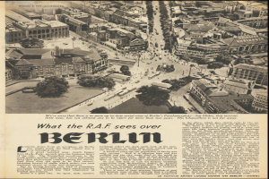 Schwarz-weißes Foto einer alten Zeitungsseite mit einer Stadtansicht, die Gebäude, Bäume und Fahrzeuge zeigt, begleitet von Text.