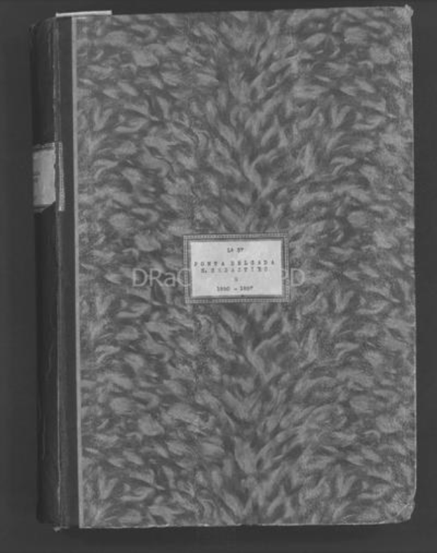 Schwarzes und weißes Foto eines Zeitschriftenhefts mit einem Etikett auf dem Cover, vor einem dunklen Hintergrund.