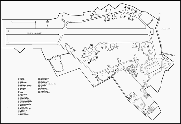 Schwarze und weiße Stadtkarte mit zahlreichen Gebäuden, wahrscheinlich ein Schulgrundriss, begleitet von Text, der die Anzahl der Räume, Flure und weitere Merkmale beschreibt.