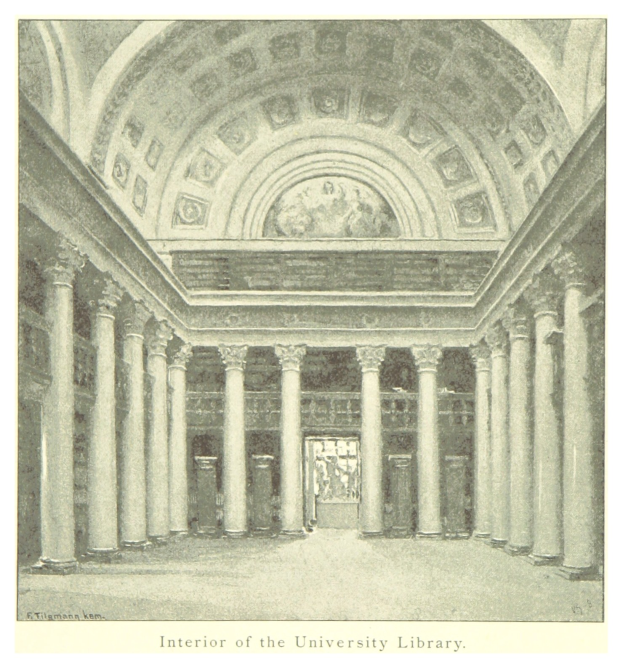 Innenraum einer prächtigen Universitätsbibliothek mit hohen Säulen und kunstvollen Deckenentwürfen sowie dekorativem Text am Boden.