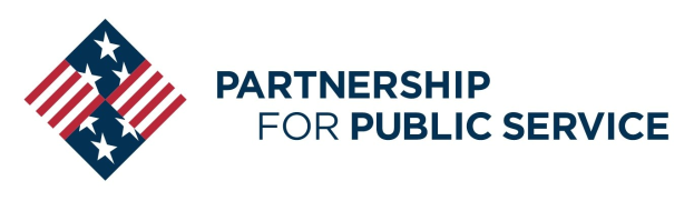 Ein Logo mit den Wörtern "Partnership for Public Service" in fetter, schwarzer Schrift auf weißem Hintergrund, mit einem blauen Kreis mit einem weißen Stern in der Mitte, umgeben von einem weißen Rand und einem blauen und weißen Banner mit demselben Text.