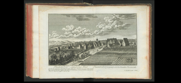 Offenes Buch mit dem Titel "Landschaft des Rhein-Westerwalds" (1805) zeigt eine Dorfillustration umgeben von Häusern, Bäumen, Hügeln und Wolken.