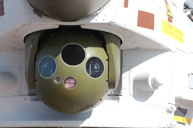 Nahaufnahme eines Militärfahrzeugs mit einer runden, grünen und weißen Rakete auf seiner Seite innerhalb eines Metallrahmens.