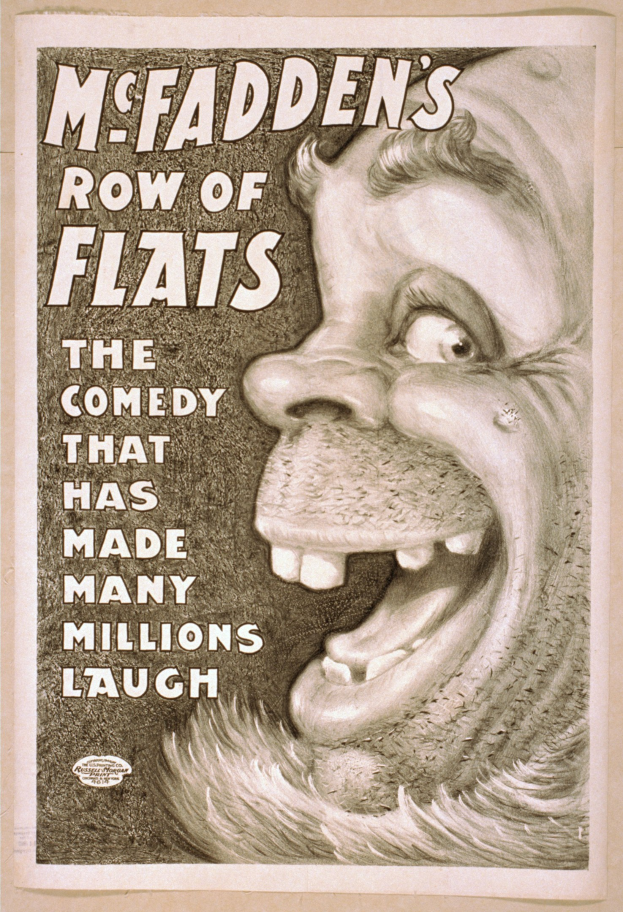 Plakat eines lachenden Menschen mit wilden Haaren und einem breiten Grinsen, eingerahmt von einem hellgelben Hintergrund, mit dem Text "McFadden's Row of Flats: The Comedy That Has Made Many Millions Laugh."