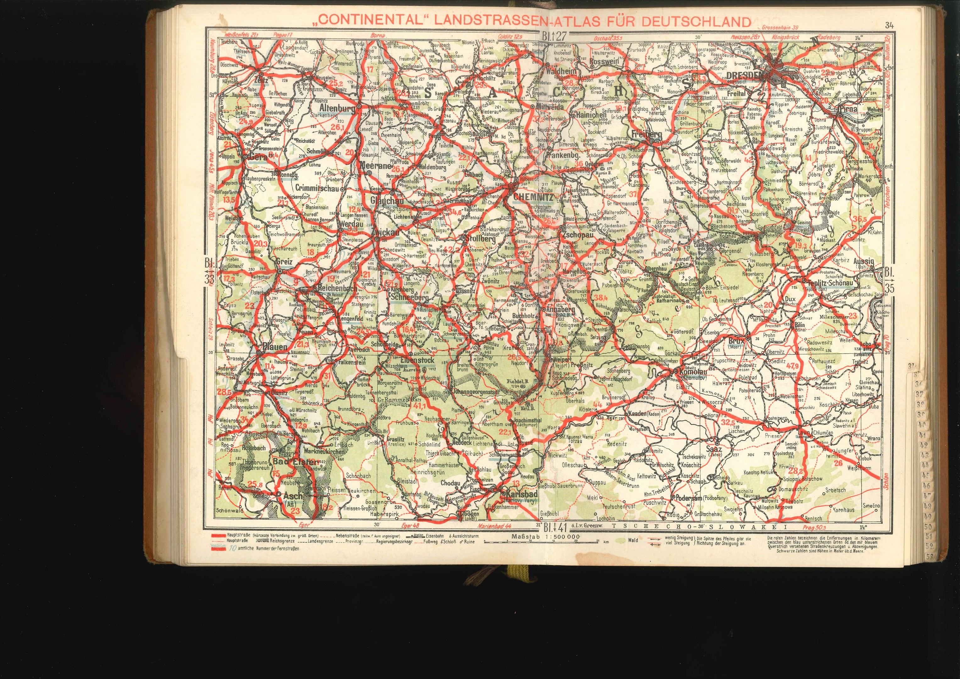 Offenes Buch mit einem detaillierten Kartenausschnitt der deutschen Straßen und Autobahnen vor schwarzem Hintergrund.