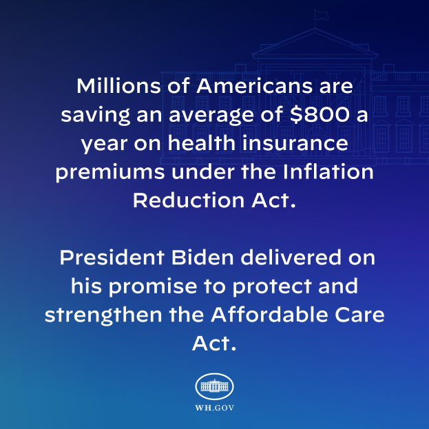 Blauer Hintergrund mit wei├čer Schrift, die besagt, dass Millionen von Amerikanern durchschnittlich 800 USD pro Jahr an Krankenversicherungspr├Âmien unter dem Inflation Reduction Act sparen, mit einem Logo.
