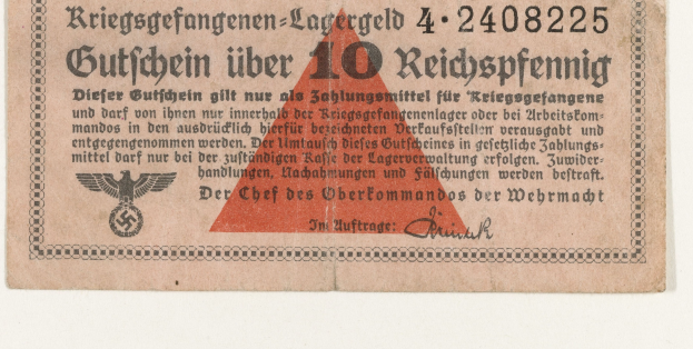 Alte deutsche 10 Reichspfennig-Banknote mit rotem Dreieck, das Text und ein Logo zeigt, vor einem weißen Hintergrund.