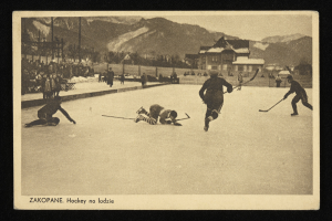 Ein altes Schwarz-Weiß-Foto von Menschen, die Hockey auf einem Eisstadion spielen, mit Gebäuden, Bäumen, Pfählen und Bergen im Hintergrund und Text unten.