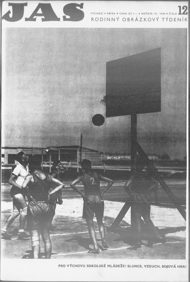 Schwarzes und weißes Foto einer Gruppe, die Basketball auf einem Platz mit Netz und Gebäude im Hintergrund spielt, aus *Jas Magazine*, Vol 12, No 12, 1955.