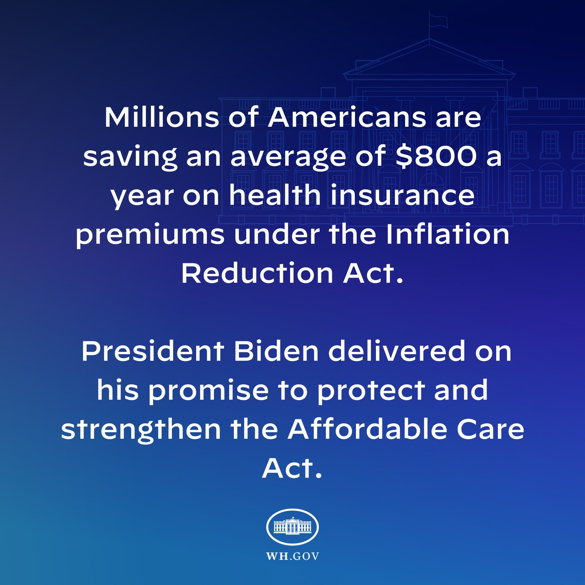 Blauer Hintergrund mit weißer Schrift, die besagt, dass Millionen von Amerikanern jährlich $800 auf der Gesundheitversicherung sparen unter dem Inflation Reduction Act, mit einem Logo in der Mitte.
