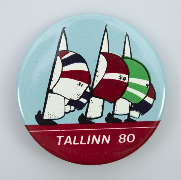 Der lettische EU-Abgeordnete Kols schenkte Kaja Kallas ein Aufkleber mit einem "Baltischen Chihuahua" vor dem Hintergrund der Flaggen der baltischen Länder