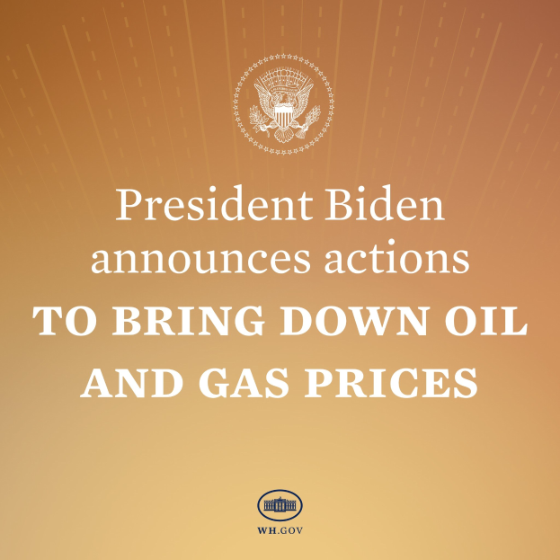 Präsident Biden an einem Rednerpult mit einem Plakat, das ein Logo und Text zeigt und Maßnahmen zur Reduzierung von Öl- und Gaspreisen ankündigt.