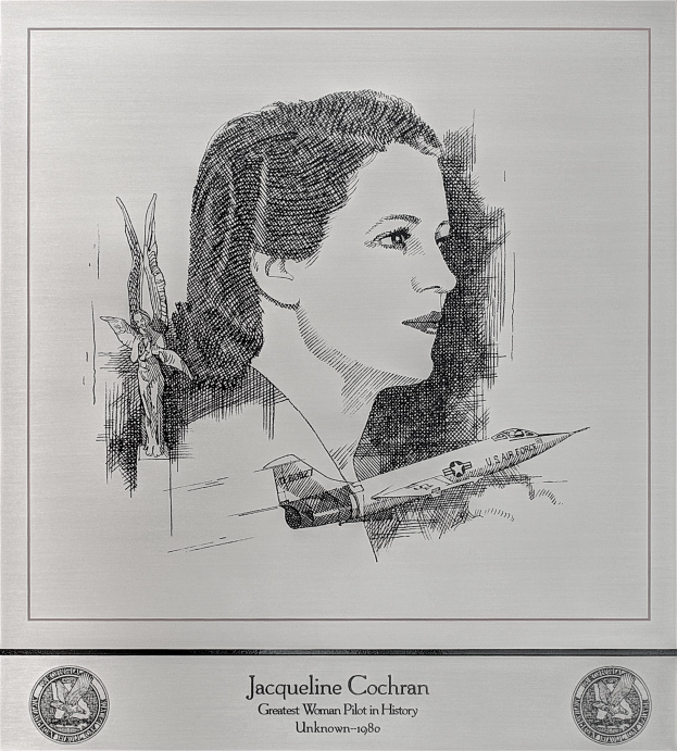 Schwarzes und weißes Porträt von Jacqueline Cochran, der renommierten Aviatorin, mit Text und zwei Logos unten.