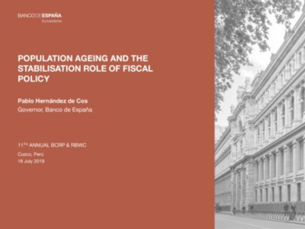 Schwarz-weißes Bild eines Gebäudes auf der rechten Seite mit Fußgängern auf der Straße davor und Text auf der linken Seite, der "Bevölkerungsalterung und die Stabilisierungsrolle der Fiskalpolitik" lautet.