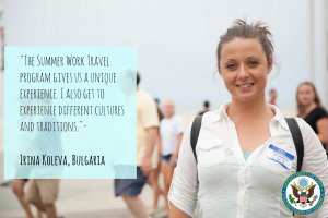 Eine Frau mit einer Tasche und einem Lächeln, umgeben von einer Gruppe von Menschen, die gehen, mit Text auf der linken Seite, der ein Sommerarbeitspraktikums-Erlebnis beschreibt.