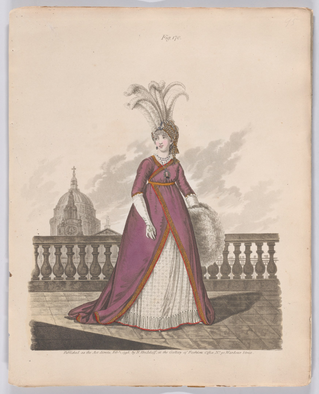 Frau in einem purpurfarbenen und weißen Kleid mit einem Federkopfschmuck, die an einem Geländer steht, mit einem Gebäude und Wolken im Hintergrund, beschriftet mit 'Mode von New York, New York Street, 1790.'