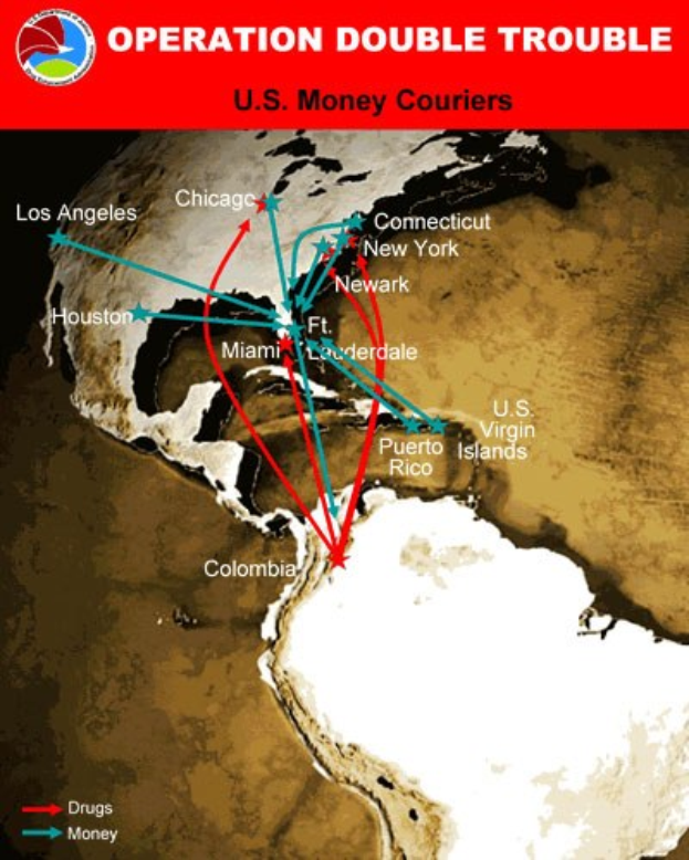 Ein Plakat mit der Aufschrift "Operation Double Trouble: US-Geldkurier" zeigt eine Karte der USA, die in zwei Abschnitte unterteilt ist, einen für die Routen der US-Geldkurier und einen für die Standorte der Geldkurier, mit fetter schwarzer Schrift auf einem weißen Rand.