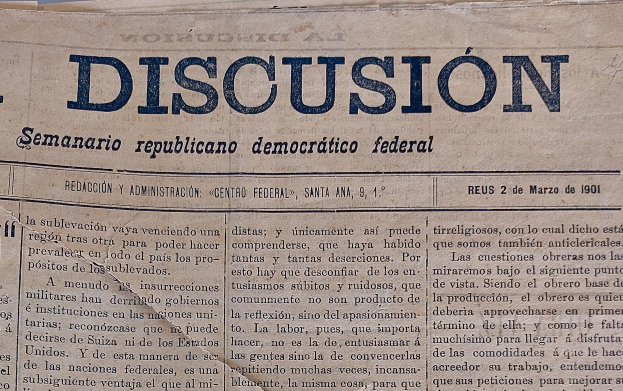 Eine gelbliche, leicht zerknitterte Zeitung mit dem Wort "Diskussion" in schwarzer Tinte, die die Schlagzeile "Semanario Repúblicano Democrático Federal" trägt.