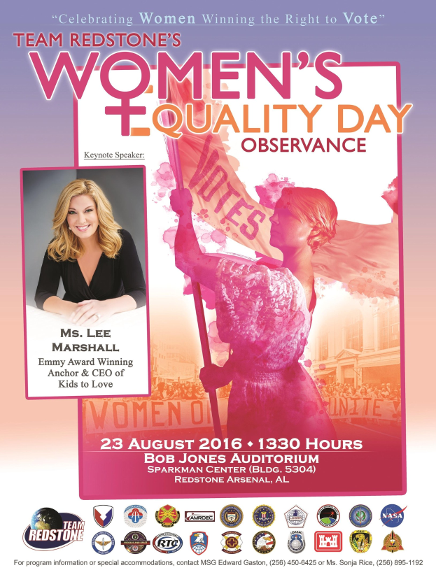 Plakat für die Beobachtung des Women's Equality Day von Team Redstone, das eine Frau mit einer Fahne zeigt, auf der "Women's Equality" steht, sowie Logos und weitere Informationen unten.