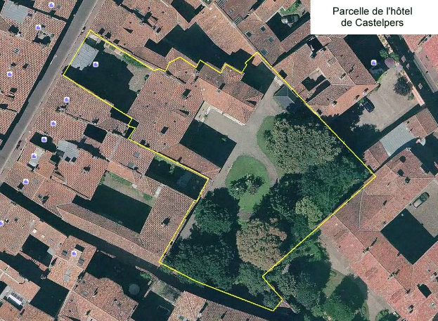 Luftaufnahme einer Stadt mit Gebäuden, Bäumen und Gras, mit einer Karte oben rechts, die eine gelbe Linie markiert, die den Standort eines Hotels anzeigt.