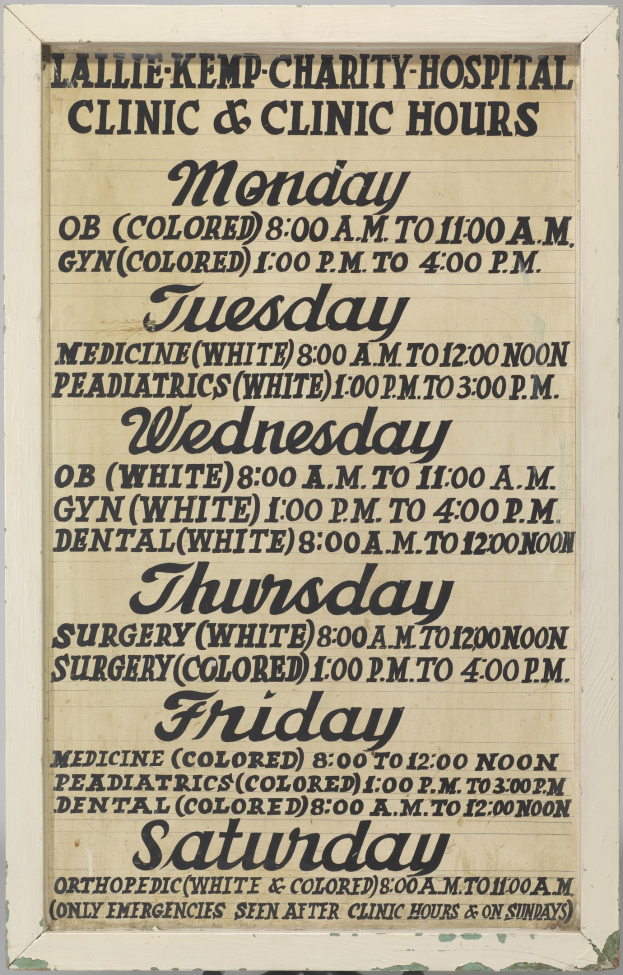 Plakat mit dem Text "Lallie Kemp Charity Hospital Clinic & Clinic Hours", das die Klinikdienste und Öffnungszeiten bewirbt.