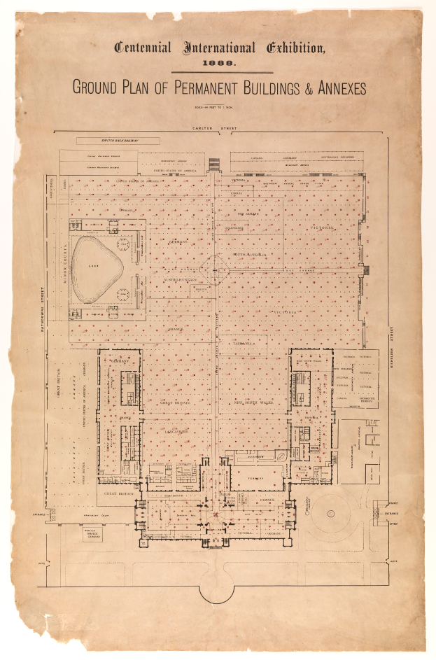 Ein detaillierter Grundrissplan von dauerhaften Gebäuden und Anbauten, der Räume, Flure und weitere Merkmale zeigt, mit begleitendem Text, der das Layout und die Merkmale beschreibt.