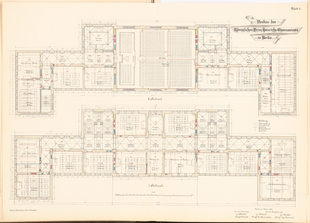 Offenes Buch mit detailliertem Grundriss des Berliner Olympia-Gymnasiums mit annotierten Raumlayouts, Abmessungen und strukturellen Merkmalen.